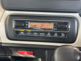 【オートエアコン】一度お好みの温度に設定すれば、車内の温度を検知し風量や温度を自動で調整。暑い&hellip;寒い&hellip;と何度もスイッチ操作をする必要はありません。快適な車内空間には必須の機能ですね♪