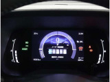 とっても見やすいメーターです。夜間時はラグジュアリーな気分にさせてくれる照明が魅力ですので、夜のドライブも楽しみになりますよ♪