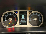 様々な車両情報を表示できるTFTマルチインフォメーションディスプレイを中央に配した視認性の高い大型2眼メーターです