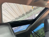 【大型サンルーフ】車内の解放感が一気に上がる大型のパノラマルーフ!季節を問わず開放的で快適なドライブをお楽しみいただけます。流通量も少なく希少価値の高い人気の装備です♪