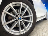 ●純正17インチアルミホイール:輸入車ならではの卓越した走りを支えるホイールと足回りです!日本車の走りに慣れている方にもぜひ体感して頂きたいほど、高いレベルでまとまっています!