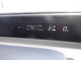 シンプルで見やすいデザインのメーターパネルです。車の情報が表示される大事な場所だからこそ見やすさが大切ですね。