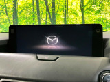 【12.3インチマツダコネクト】車内の雰囲気にマッチした大型ディスプレイ。スマホ接続でのナビ使用やBluetooth再生等、様々な機能が楽しめます。直感的なダイヤル操作が可能で、使い勝手も良好です。