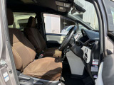 運転席シート廻りは使用感も少なく、良好な状態となっています。前オーナー様が丁寧に使っていたことがよくわかりますね。