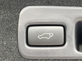 【パワーバックドア】スマートキーや運転席のボタンを押すだけでリアゲートが自動で開閉します!荷物を持っている時や、高い位置にあるバックドアを閉める際に便利な機能です♪