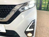 【LEDヘッドライト】悪天候や夜間走行時も良好な視界を確保し安心して運転できる高輝度LEDヘッドライトを装備!点灯速度が早く、消費電力も抑えられています。