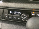 【オートエアコン】一度お好みの温度に設定すれば、車内の温度を検知し風量や温度を自動で調整。暑い&hellip;寒い&hellip;と何度もスイッチ操作をする必要はありません。快適な車内空間には必須の機能ですね♪