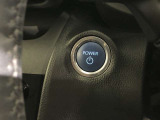 エンジンスタートスイッチです。キーが車内にあれば、エンジンの始動や停止はスイッチを押すだけ!キーを取り出す手間を省き、ワンプッシュで操作できるので簡単でスムーズです。