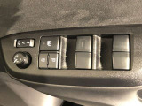 パワーウィンドのスイッチです。運転席に座りながら、助手席や後席の窓を開け閉めできるので大変便利ですよ。