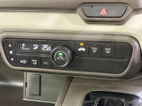 【オートエアコン】一度お好みの温度に設定すれば、車内の温度を検知し風量や温度を自動で調整。暑い&hellip;寒い&hellip;と何度もスイッチ操作をする必要はありません。快適な車内空間には必須の機能ですね♪