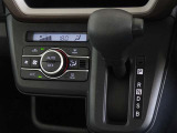 車内を快適に、オートエアコンを装備しています。