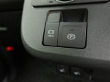 電動パーキングブレーキを装備。シフトをPレンジにすると自動でパーキングブレーキが作動します。また、アクセルを踏むと自動的に解除されます