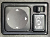 【電動格納ミラー】サイドミラーは電動格納式となっており、狭い駐車場でもキズがつくリスクを抑えられます。