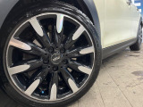 ●純正17インチアルミホイール:輸入車ならではの卓越した走りを支えるホイールと足回りです!日本車の走りに慣れている方にもぜひ体感して頂きたいほど、高いレベルでまとまっています!