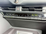 【オートエアコン】「AUTO」スイッチを押すだけで、冷暖房の切り替えや風量、吹き出し口の調整などを自動で行います。