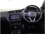 レザーステアリングにデジタルメーターです!車両情報、ナビをメーター画面内で確認できます)お客様の運転をサポートします!