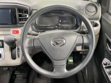 インテリアに合わせたデザインのステアリングは、運転される方のことも考え、運転しやすい形状、大きさです。是非一度、実際に触ってお確かめください。