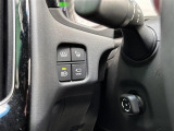 【アドバンストパーク】駐車するスペースの横に停車後、スイッチを押すだけで、システムがステアリング・シフト・アクセル・ブレーキを操作し、駐車を完了させます!機能には限界があるためご注意ください。