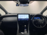 運転のしやすさと心地良さを感じる、シンプルで上質なデザインの室内空間です。