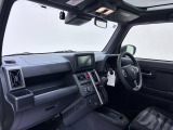 ダイハツのお店では、ダイハツ車を知り尽くしたプロフェッショナルが、専用の診断機器を使って各システムを点検しております。