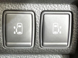 【両側パワースライドドア】スマートキーや運転席のスイッチで後席両側スライドドアの開閉が可能♪電動だから力を入れてドアを開ける必要が無く、小さなお子様でも簡単に開け閉めでき快適です♪