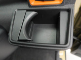 カップホルダーは運転席や助手席からちょうど手の届く位置です!!