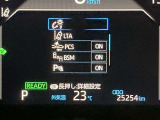 障害物や歩行者などを検知して音やディスプレイでお知らせしてくれるクリアランスソナー付きです。