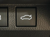 パワーバックドア】スマートキーや運転席のボタンを押すだけでリアゲートが自動で開閉します!荷物を持っている時や、高い位置にあるバックドアを閉める際に便利な機能です♪