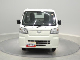 【外観フロント】4WD車ですので、雪道の走行も心強い味方になります。展示車として大切に保管されており、外観のコンディションも良好です。