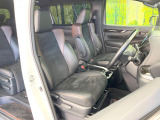 運転席シート廻りは使用感も少なく、良好な状態となっています。前オーナー様が丁寧に使っていたことがよくわかりますね。