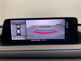【360&deg;ビュー・モニター】まるでクルマを真上から見下ろしたかのような視点で駐車をサポートします!クルマの斜め後ろや真横など、前後左右の4つのカメラの映像が合成されて、モニターに映し出されます。