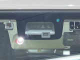 【衝突軽減装置】走行中に前方の車両等を認識し、衝突しそうな時は警報とブレーキで衝突回避と被害軽減をアシスト。より安全にドライブをお楽しみいただけます。