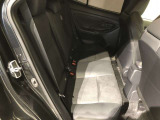 【後部座席】も当然、綺麗・清潔に仕上げております。内装の綺麗なお車は気持ちが良いですし、コンディションのいい車が多いです。これもオススメの1台です。