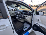 【運転席】座り心地が良いシートなので長時間の運転でも快適にお過ごしいただけます。新品のフロアマットのご注文も可能です。掲載箇所以外にご希望の写真がございましたらお気軽にお問い合わせ下さい。