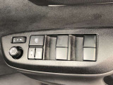 パワーウィンドのスイッチです。運転席に座りながら、助手席や後席の窓を開け閉めできるので大変便利ですよ。