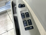 【電動格納ミラー】サイドミラーは電動格納式となっており、狭い駐車場でもキズがつくリスクを抑えられます。