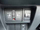 両側電動スライドドアです。リモコンや運転席スイッチ、ドアハンドルの操作で自動開閉。お子様を抱き抱えている時や荷物の多いときなどに便利です!!
