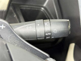 【オートライト】車外の明るさに応じて、自動的にライトの点灯・消灯を行います。