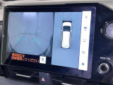 パノラミックビューモニターを装備。駐車場や交差点でクルマを真上から見るように周囲を確認できます。機能の詳細は販売店スタッフまでおたずねください。