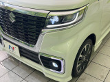 【LEDヘッドライト】悪天候や夜間走行時も良好な視界を確保し安心して運転できる高輝度LEDヘッドライトを装備!点灯速度が早く、消費電力も抑えられています。