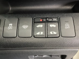 リアドアは乗り降りに便利な両側電動スライドドアです。また運転席に座っていながらスイッチ操作で自在にスライドドアを開け閉めできます。またHondaセンシング用のVSA解除スイッチも横に装備しています。
