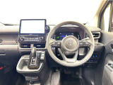 スタイリッシュなデザインのインパネ周りです。各操作スイッチ類も使いやすい位置に配置されています。