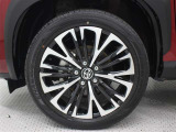 215/50R18タイヤ&18インチアルミホイール(切削光輝/センターオーナメント付)を装着しています。