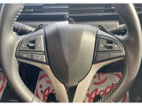 スポーク左にはオーディオ&インフォメーションディスプレイの切替スイッチ。右にはクルーズコントロールの操作スイッチがあります。