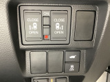 リアドアは乗り降りに便利な両側電動スライドドアです。また運転席に座っていながらスイッチ操作で自在にスライドドアを開け閉めできます。またHondaセンシング用のVSA解除スイッチも装備しています。