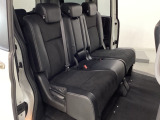 2列目シートは背もたれの角度調節ができるベンチシートになっております。長距離運転になってもゆったりとできるようにアームレストがついてます。