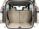開口部も広く荷物の積み下ろしもしやすいお車となっております。シートを前方にスライドさせれば、さらに荷室を広げられます。また、床下にも収納スペースがあります。