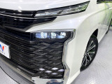 【三眼LEDヘッドライト】スタイリッシュな見た目の三眼LEDヘッドライトを装備♪スタイルだけでなく、夜間の走行も視界良好で安心してお乗りいただけます。