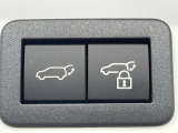 【パワーバックドア】スマートキーや運転席のボタンを押すだけでリアゲートが自動で開閉します!荷物を持っている時や、高い位置にあるバックドアを閉める際に便利な機能です♪