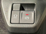 指先だけで簡単に操作が可能な電動パーキングブレーキを採用。「HOLD」スイッチを押すと、渋滞や信号待ちなどでブレーキペダルから足を離しても、ブレーキを保持するので安心です